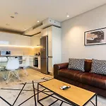 117 On Strand City Apartment - Free Onsite Parking