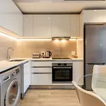 117 On Strand City Apartment - Free Onsite Parking
